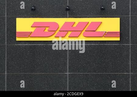 Stilling , Dänemark - Juillet 17, 2019: DHL Logo auf einer Fassade. DHL Express ist ein Geschäftsbereich des deutschen Logistikunternehmens Deutsche Post DHL Stockfoto