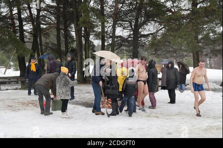 VILNIUS, Litauen – Februar 5: Fans von Winter Schwimmen nehmen ein Bad im Eis Wasser am 5. Februar 2011 in Vilnius, Lithuan Stockfoto