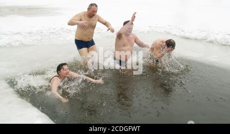 VILNIUS, Litauen – Februar 5: Fans von Winter Schwimmen nehmen ein Bad im Eis Wasser am 5. Februar 2011 in Vilnius, Lithuan Stockfoto