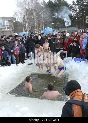 VILNIUS, Litauen – Februar 5: Fans von Winter Schwimmen nehmen ein Bad im Eis Wasser am 5. Februar 2011 in Vilnius, Lithuan Stockfoto