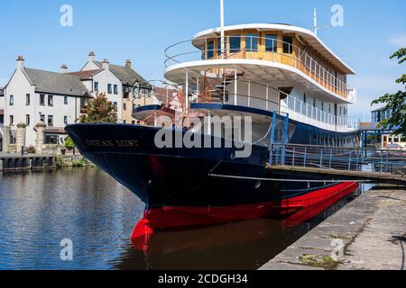 Ehemalige Luxusyacht „Ocean Mist“, die in einem schwimmenden Hotel auf dem Wasser von Leith an der Küste in Leith, Edinburgh, Schottland, Großbritannien, umgebaut wird Stockfoto