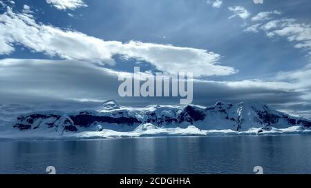 Dramatische Beleuchtung auf King George Island, in der Antarktis. Stockfoto