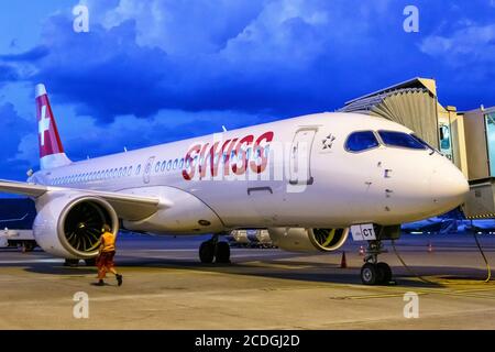 Zürich, Schweiz - 22. Juli 2020: Schweizer Airbus A220-300 am Flughafen Zürich (ZRH) in der Schweiz. Airbus ist ein europäischer Flugzeughersteller Stockfoto