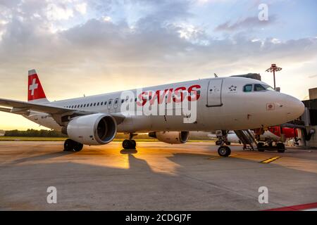 Zürich, Schweiz - 22. Juli 2020: Schweizer Airbus A320 am Flughafen Zürich (ZRH) in der Schweiz. Airbus ist ein europäischer Flugzeughersteller BAS Stockfoto