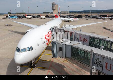 Zürich, Schweiz - 22. Juli 2020: Schweizer Boeing 777-300ER am Flughafen Zürich (ZRH) in der Schweiz. Boeing ist eine amerikanische Flugzeugmanufaktur Stockfoto