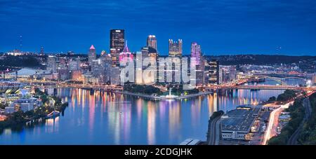Panoramafoto von Pittsburg zur blauen Stunde Stockfoto