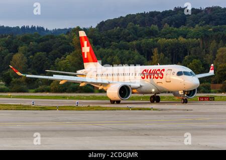 Zürich, Schweiz - 22. Juli 2020: Schweizer Airbus A220-100 am Flughafen Zürich (ZRH) in der Schweiz. Airbus ist ein europäischer Flugzeughersteller Stockfoto