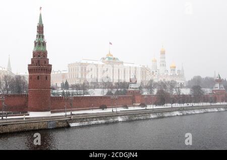 Der Kreml von der Bolschoj-Kamenny-Brücke aus gesehen, Moskau, Russland Stockfoto