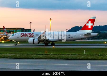 Zürich, Schweiz - 22. Juli 2020: Schweizer Airbus A220-300 am Flughafen Zürich (ZRH) in der Schweiz. Airbus ist ein europäischer Flugzeughersteller Stockfoto