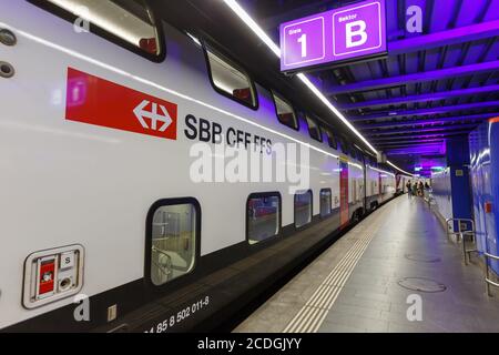 Zürich, Schweiz - 22. Juli 2020: Intercity Doppeldeckerzug am Flughafen Zürich (ZRH) in der Schweiz. Stockfoto