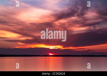 Dramatischer Sonnenuntergang über dem Lake Huron auf Mackinac Island in Michigan, USA Stockfoto