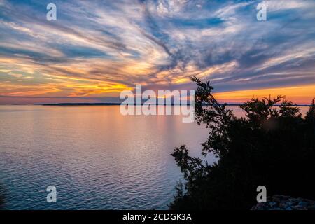 Dramatischer Sonnenuntergang über dem Lake Huron auf Mackinac Island in Michigan, USA Stockfoto