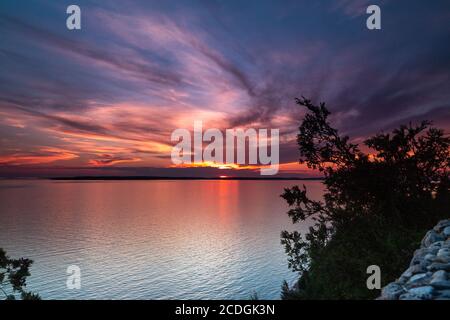 Dramatischer Sonnenuntergang über dem Lake Huron auf Mackinac Island in Michigan, USA Stockfoto