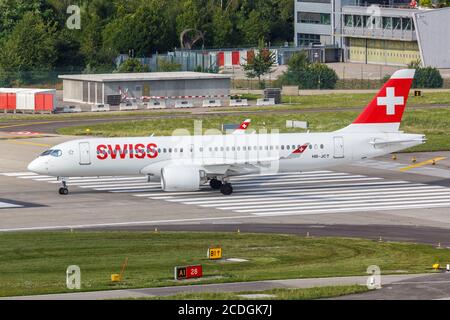 Zürich, Schweiz - 22. Juli 2020: Schweizer Airbus A220-300 am Flughafen Zürich (ZRH) in der Schweiz. Airbus ist ein europäischer Flugzeughersteller Stockfoto