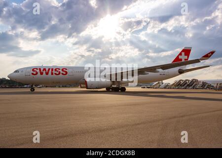 Zürich, Schweiz - 22. Juli 2020: Schweizer Airbus A330-300 am Flughafen Zürich (ZRH) in der Schweiz. Airbus ist ein europäischer Flugzeughersteller Stockfoto