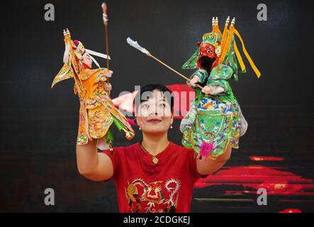 Xiamen, Chinas Provinz Fujian. August 2020. Eine Frau führt Zhangzhou Puppenspiel während der 16. Straße Reise-Messe in Xiamen, südöstlich Chinas Fujian Provinz, August 28, 2020. Quelle: Lin Shanchuan/Xinhua/Alamy Live News Stockfoto