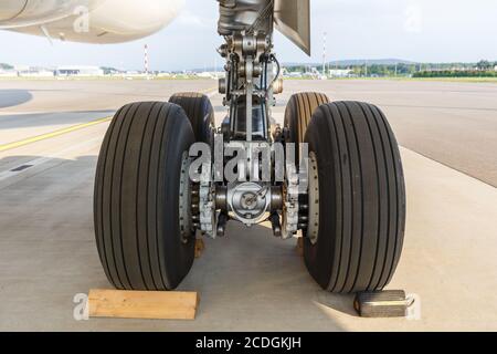 Zürich, Schweiz - 22. Juli 2020: Swiss Airbus A330-300 Fluglandegetriebe am Flughafen Zürich (ZRH) in der Schweiz. Stockfoto