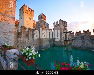 Sirmione, Italien: Das berühmte Schloss am Morgen Stockfoto