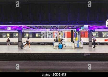 Zürich, Schweiz - 22. Juli 2020: Zug am Bahnhof Zürich Flughafen (ZRH) in der Schweiz. Stockfoto