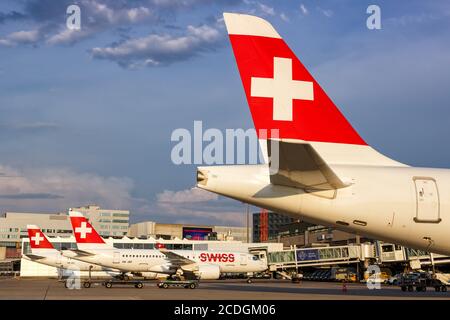 Zürich, Schweiz - 22. Juli 2020: Schweizer Airbus A220-300-Flugzeuge am Flughafen Zürich (ZRH) in der Schweiz. Airbus ist ein europäisches Flugzeugmanufa Stockfoto