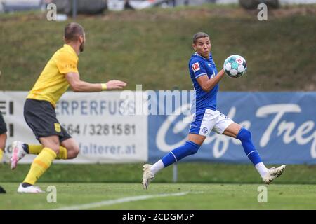 Kematen, Österreich. August 2020. Fußball: Testspiele, FC Schalke 04 - Aris Saloniki im Kematen-Stadion: Schalkes Amine Harit hat den Ball im Auge. Quelle: Tim Rehbein/dpa/Alamy Live News Stockfoto