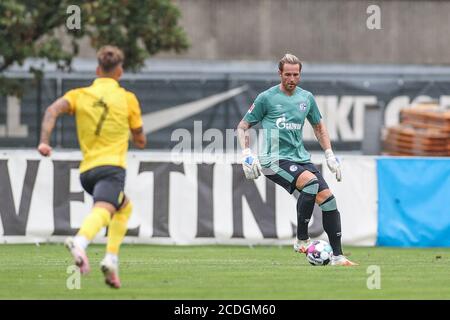 Kematen, Österreich. August 2020. Fußball: Testspiele, FC Schalke 04 - Aris Saloniki im Kematen-Stadion: Schalkes Ralf Fährmann hat den Ball am Fuß. Quelle: Tim Rehbein/dpa/Alamy Live News Stockfoto