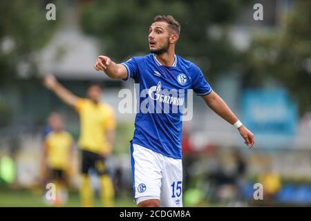 Kematen, Österreich. August 2020. Fußball: Testspiele, FC Schalke 04 - Aris Saloniki im Kematen Stadion: Schalkes Ahmed Kutucu gibt seinem Team Anweisungen. Quelle: Tim Rehbein/dpa/Alamy Live News Stockfoto