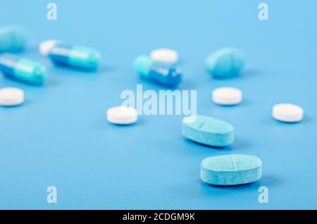 Verschiedene pharmazeutische Medikamente Pillen, Tabletten und Kapseln auf blauem Hintergrund. Stockfoto