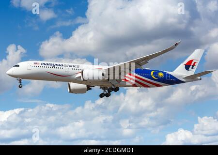 London, Großbritannien - 31. Juli 2018: Malaysia Airlines Airbus A350-900 am Flughafen London Heathrow (LHR) in Großbritannien. Stockfoto