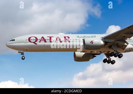 London, Vereinigtes Königreich - 1. August 2018: Qatar Airways Boeing 777-300ER am Flughafen London Heathrow (LHR) im Vereinigten Königreich. Stockfoto