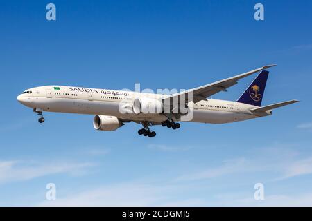 London, Vereinigtes Königreich - 1. August 2018: Saudia Boeing 777-300ER am London Heathrow Airport (LHR) im Vereinigten Königreich. Stockfoto