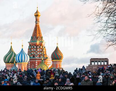 Neujahrsfeiern auf dem Roten Platz, mit der Basilius-Kathedrale im Hintergrund, Moskau, Russland Stockfoto