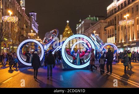 Raum Thema Neujahr und Weihnachtsdekorationen auf Tverskaya Straße, Moskau, Russland Stockfoto