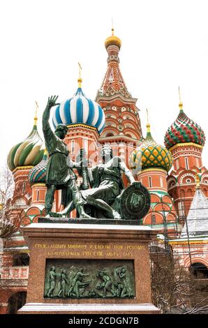 Das Denkmal für Minin und Poscharski vor der Basilius-Kathedrale auf dem Roten Platz, Moskau, Russland Stockfoto