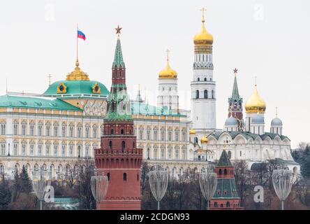 Moskauer Kreml aus der Sicht von Bolschoj Kamenny Most, Moskau, Russland Stockfoto