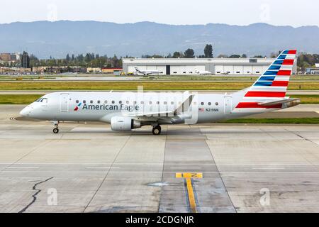 San Jose, Kalifornien - 11. April 2019: Flugzeug der American Eagle Compass Airlines Embraer ERJ 175 am Flughafen San Jose (SJC) in Kalifornien. Stockfoto