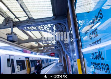 Covid 19 Schilder auf dem südöstlichen Eisenbahnnetz in Kent, Großbritannien. Während der Covid19, Corona-Virus, Ausbruch, der sich über die Welt. Stockfoto