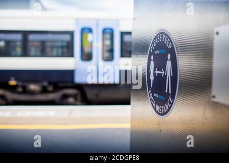 Covid 19 Schilder auf dem südöstlichen Eisenbahnnetz in Kent, Großbritannien. Während der Covid19, Corona-Virus, Ausbruch, der sich über die Welt. Stockfoto