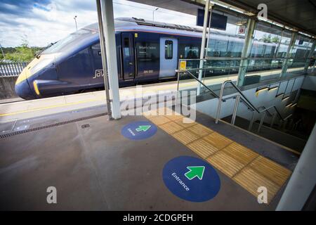 Covid 19 Schilder auf dem südöstlichen Eisenbahnnetz in Kent, Großbritannien. Während der Covid19, Corona-Virus, Ausbruch, der sich über die Welt. Stockfoto