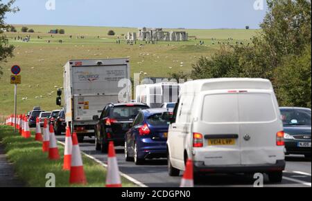 Der Verkehr baut sich auf der A303 in der Nähe von Stonehenge in Wiltshire vor den Feiertagen im August auf. Stockfoto