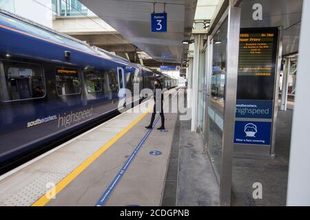 Covid 19 Schilder auf dem südöstlichen Eisenbahnnetz in Kent, Großbritannien. Während der Covid19, Corona-Virus, Ausbruch, der sich über die Welt. Stockfoto