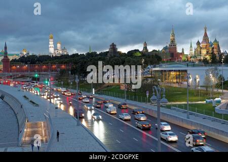 Stadtbild des Abends Moskau, Russland mit Zaryadye Park, die Kathedrale von Vasily der Selige gemeinhin bekannt als St. Basil's Cathedral, und Kreml Stockfoto