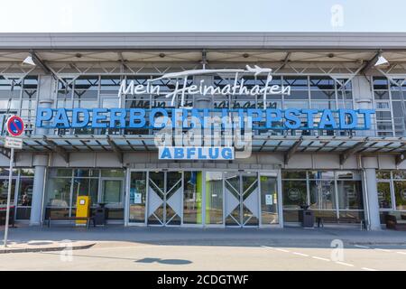 Ahden, Deutschland - 8. August 2020: Terminalgebäude des Flughafens Paderborn Lippstadt (PAD) in Deutschland. Stockfoto