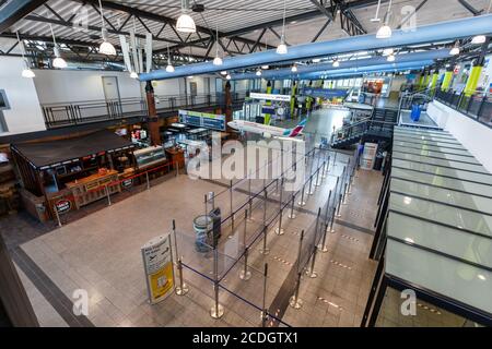 Ahden, Deutschland - 8. August 2020: Terminalgebäude des Flughafens Paderborn Lippstadt (PAD) in Deutschland. Stockfoto