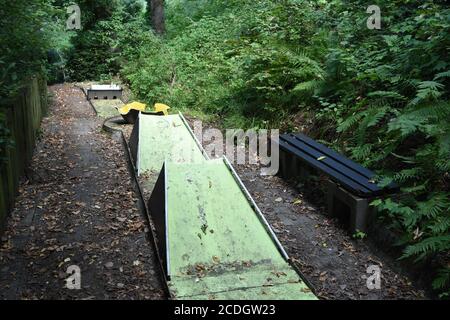 Verlassene und ungepflegte Darstellung der Sportanlage mit Minigolfplatz von Fibrozement in Schlossberg in Freiburg im Breisgau in Deutschland. Stockfoto