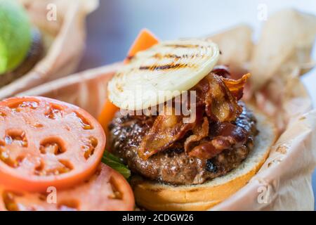 Großer appetitlich hawaiianischer Burger mit Speck, Zwiebel auf einem Rinderpastete Stockfoto