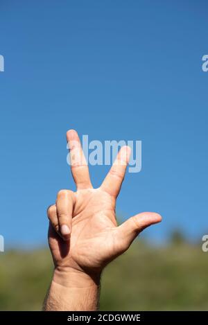 Die Hand des Mannes zählt drei Stockfoto