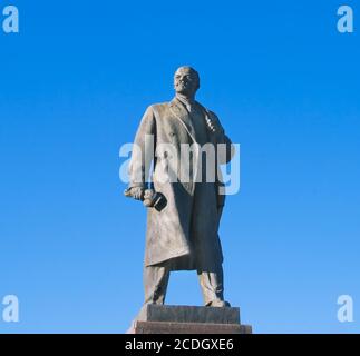 Statue von Lenin in Wolgograd über große blaue Himmel Stockfoto