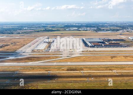 Berlin, Deutschland - 19. August 2020: Berlin Brandenburg Flughafen BER Terminal Luftbild in Deutschland. Stockfoto