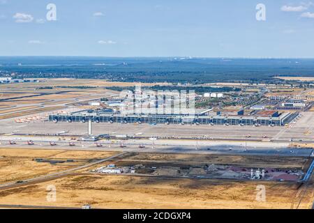 Berlin, Deutschland - 19. August 2020: Berlin Brandenburg Flughafen BER Terminal Luftbild in Deutschland. Stockfoto